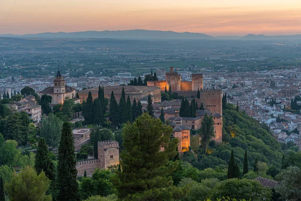 İspanya, Granada 'daki Alhambra kalesinin gün batımı manzarası