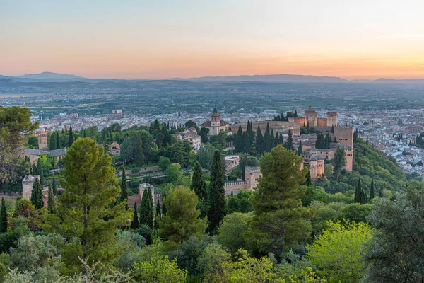 İspanya, Granada 'daki Alhambra kalesinin gün batımı manzarası