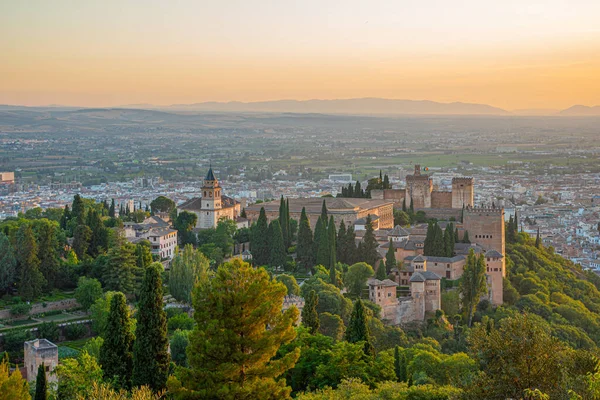 İspanya, Granada 'daki Alhambra kalesinin gün batımı manzarası