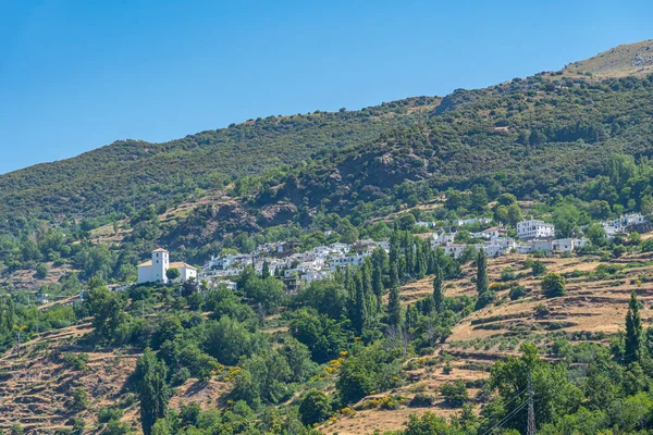 スペインのラス アルプジャラス白い村の一つであるブビオンの空中風景 — ストック写真