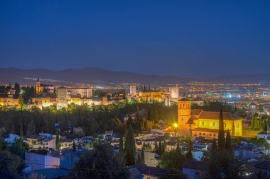 Alhambra Sarayı ve Granada, İspanya 'daki El Salvador Kilisesi' nin gece manzarası
