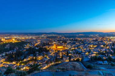 Alhambra Sarayı ve Granada, İspanya 'daki El Salvador Kilisesi' nin gece manzarası