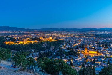 Alhambra Sarayı ve Granada, İspanya 'daki El Salvador Kilisesi' nin gece manzarası