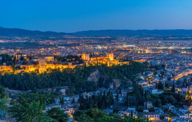 Granada, İspanya 'daki Alhambra gece görüşü