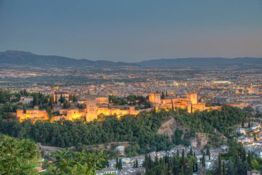 Granada, İspanya 'daki Alhambra gece görüşü
