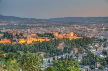 Granada, İspanya 'da Alhambra' nın gün batımı manzarası