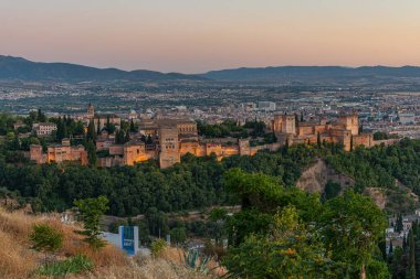 Granada, İspanya 'da Alhambra' nın gün batımı manzarası