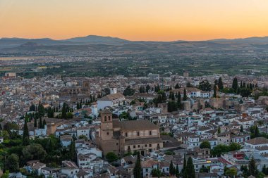 İspanya Granada 'daki El Salvador Kilisesi' nin gün batımı manzarası