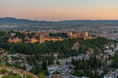 Granada, İspanya 'da Alhambra' nın gün batımı manzarası