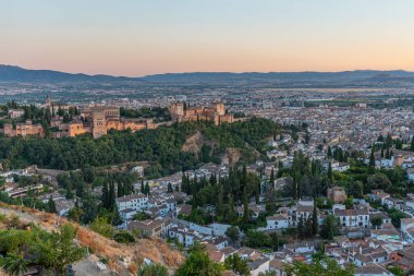 Granada, İspanya 'da Alhambra' nın gün batımı manzarası