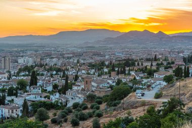 Granada, İspanya 'daki Albaicin mahallesinde gün batımı manzarası