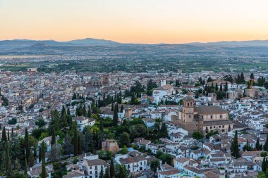 İspanya Granada 'daki El Salvador Kilisesi' nin gün batımı manzarası