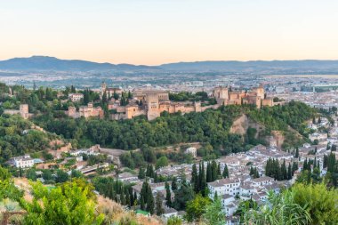 Granada, İspanya 'da Alhambra' nın gün batımı manzarası