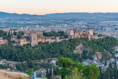 Granada, İspanya 'da Alhambra' nın gün batımı manzarası