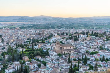 İspanya Granada 'daki El Salvador Kilisesi' nin gün batımı manzarası