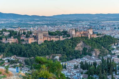 Granada, İspanya 'da Alhambra' nın gün batımı manzarası