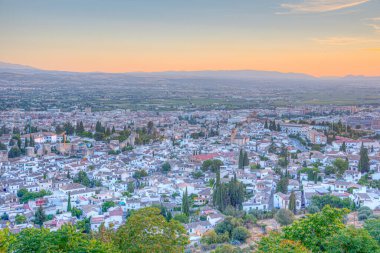Granada, İspanya 'daki Albaicin mahallesinde gün batımı manzarası