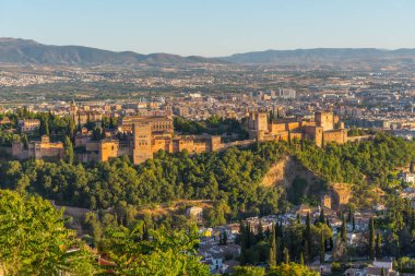 Granada, İspanya 'da Alhambra' nın gün batımı manzarası