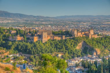 Granada, İspanya 'da Alhambra' nın gün batımı manzarası