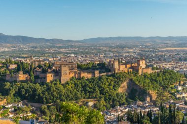 Granada, İspanya 'da Alhambra' nın gün batımı manzarası