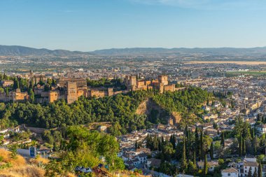 Granada, İspanya 'da Alhambra' nın gün batımı manzarası