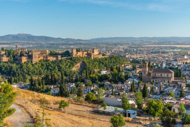 Granada, İspanya 'daki Albaicin mahallesinde gün batımı manzarası