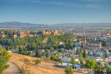 Granada, İspanya 'daki Albaicin mahallesinde gün batımı manzarası