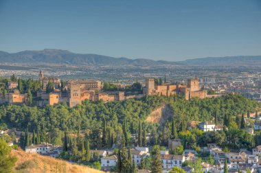 Granada, İspanya 'da Alhambra' nın gün batımı manzarası
