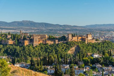 Granada, İspanya 'da Alhambra' nın gün batımı manzarası