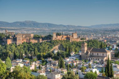 Alhambra Sarayı ve Granada, İspanya 'daki El Salvador Kilisesi' nin gün batımı manzarası