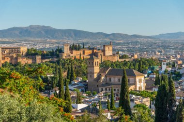 Alhambra Sarayı ve Granada, İspanya 'daki El Salvador Kilisesi' nin gün batımı manzarası