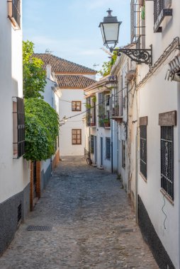 İspanya, Granada 'nın Albaicin ilçesinde dar bir sokak.