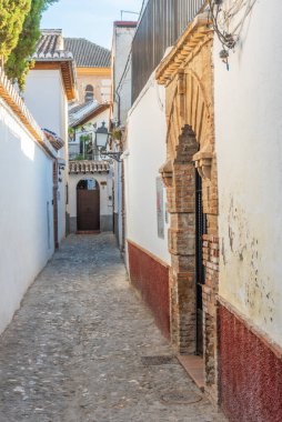 İspanya, Granada 'nın Albaicin ilçesinde dar bir sokak.