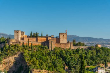 Güneşli bir günde Alhambra Panoraması, Granada, İspanya