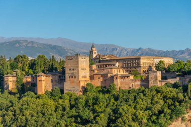 Güneşli bir günde Alhambra Panoraması, Granada, İspanya