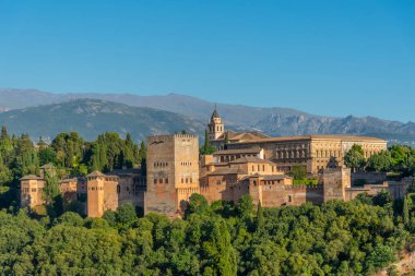 Güneşli bir günde Alhambra Panoraması, Granada, İspanya