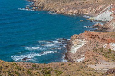 İspanya 'daki Cabo de Gata doğal parkında Cala Don Manueal ve Cala Raja' nın hava manzarası.