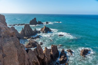 İspanya 'daki Cabo de Gata Ulusal Parkı' ndaki Arrecife de las sirenas manzarası