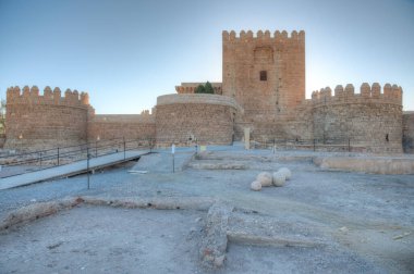 Alcazaba 'nın Almerya, İspanya' daki avlusunun gün batımı manzarası
