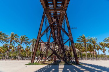 Almerya, İspanya 'da kargo gemilerindeki minerallerin taşınması için kullanılan tarihi demiryolu.