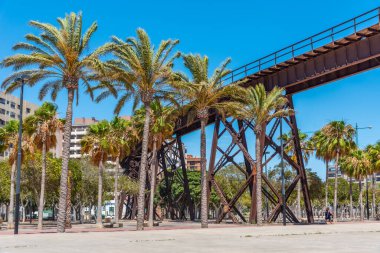 Almerya, İspanya 'da kargo gemilerindeki minerallerin taşınması için kullanılan tarihi demiryolu.
