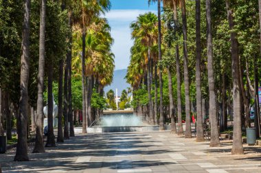 İspanyol şehri Almerya 'daki Rambla de Almeria sokağı