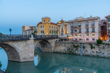 Puente de los peligros Murcia, İspanya 'da akşam saatlerinde izlendi