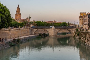 Murcia, İspanya 'da katedral ve Puente de los peligros ile Segura nehri manzarası.