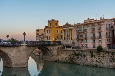 Murcia, İspanya 'da katedral ve Puente de los peligros ile Segura nehri manzarası.