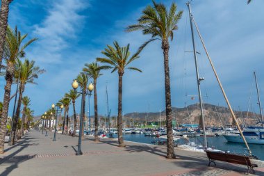 İspanya, Cartagena 'da deniz kenarında gezinti