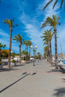 İspanya, Cartagena 'da deniz kenarında gezinti