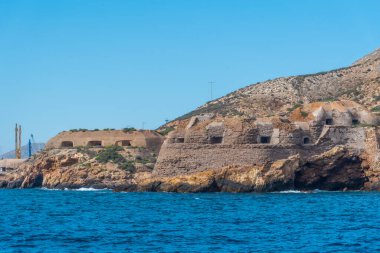 İspanya 'daki Cartagena limanına askeri batarya girişi