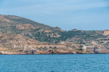 Santa Ana ve San Isidoro 'nun askeri bataryası İspanya' daki Cartagena limanının girişini koruyor.