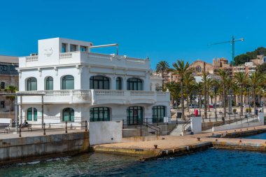 İspanya, Cartagena 'da deniz kenarında gezinti